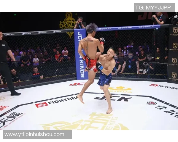 足球球星观看UFC赛事体验全记录，感受激烈对抗与热血时刻